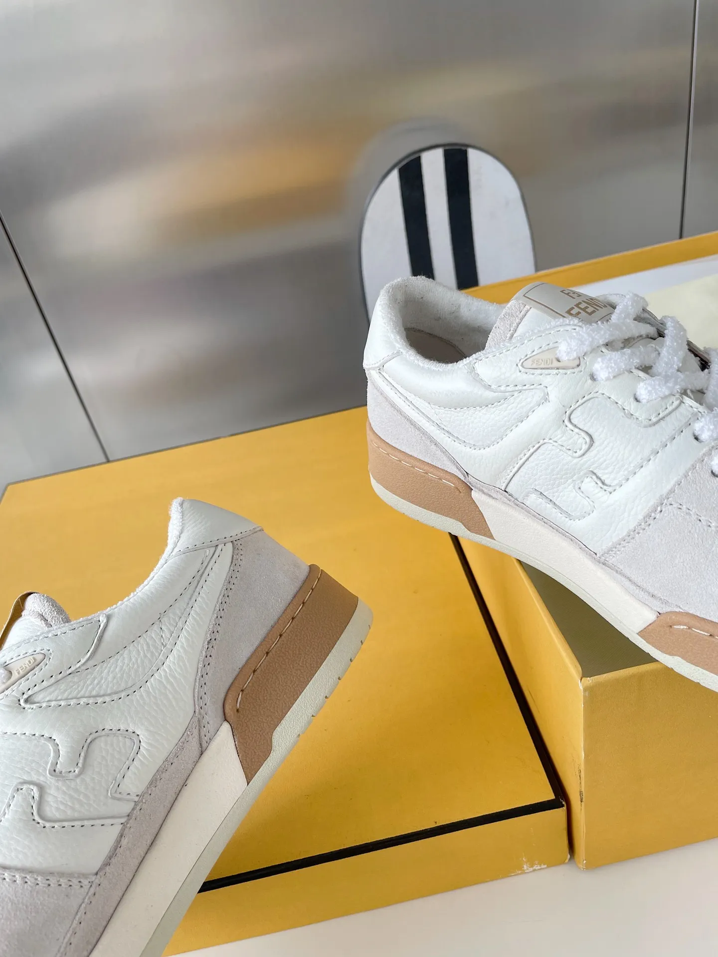 👟👟Ex-factory price 520 👟👟 Fendi match's latest sneakers for couples, the first sneakers created by designer Kim Jones, fendi match is similar to LV's Trainer basketball sneakers. The shoe shape is similar, with the addition of FF retro design. The upper is made of suede and leather stitching. The double F logo on the side is lined with terry velvet. The upper foot is super soft, light and comfortable to match with a sweatshirt. It is full of youthful feeling and comes with exquisite packaging at the counter. Exclusive products, FENDI, trade channel orders, 2022 early spring catwalk models, capsule series, casual sneakers for couples. Cecilia Cheung, Jane Zhang, He Sui, Gu Li Nazha, Tang Yixin, Song Zuer, Wei Ya, and many other celebrities have endorsed them with FENDI Match sneakers. Let your thoughts flow, let the sunshine pour in, and interpret a variety of outfits! Fabric: Original custom suede + leather splicing combination Lining: Imported custom terry velvet lining Sole: Original molded T👟👟 Factory price U two-color combination sole Sole thickness: 3CM Size: Women's 35-40 / Men's 39-45